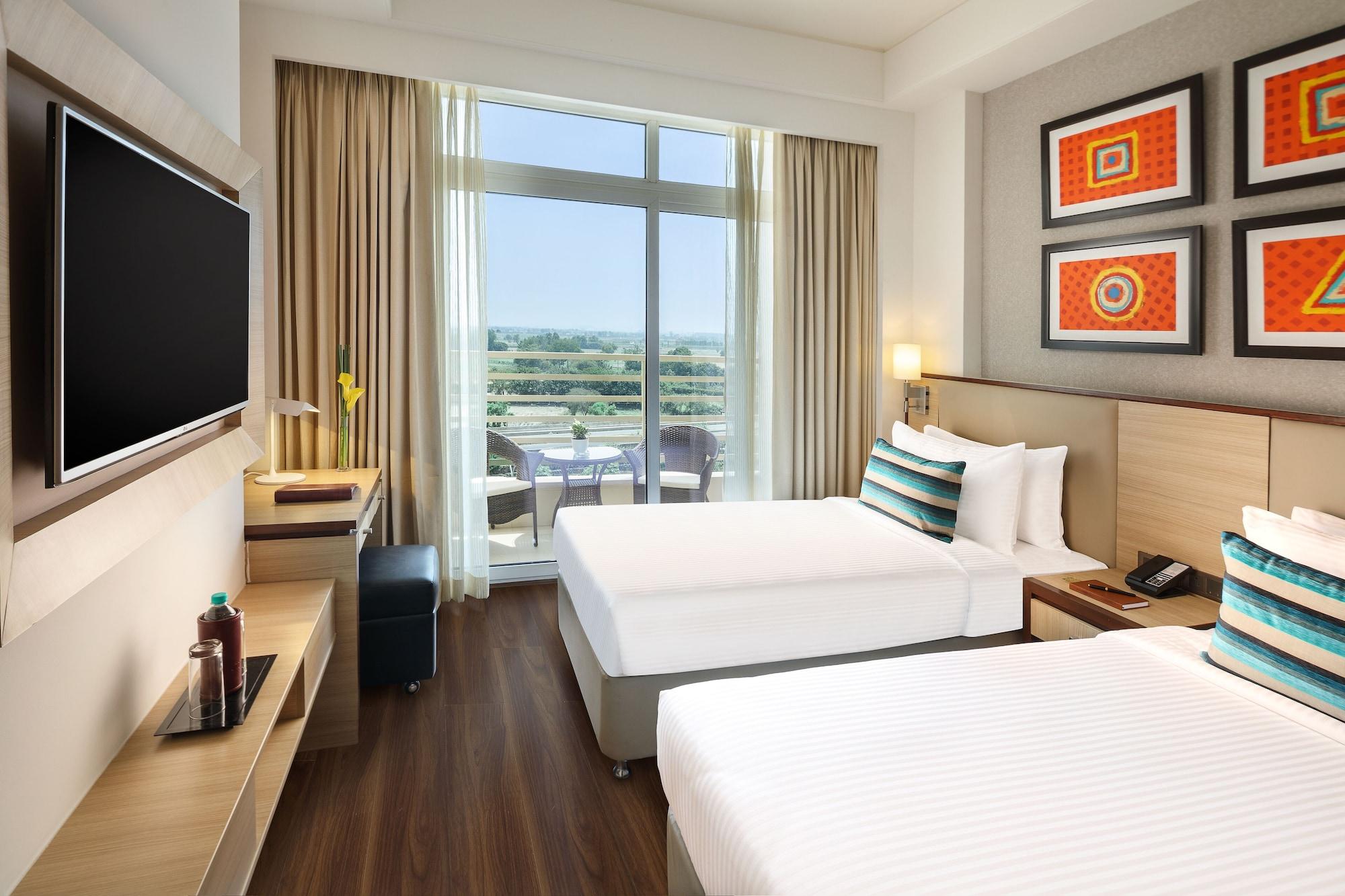 Sandal Suites By Lemon Tree Hotels Noida Exterior foto