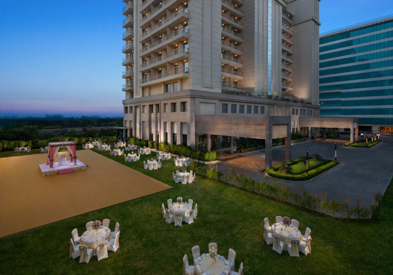 Sandal Suites By Lemon Tree Hotels Noida Exterior foto