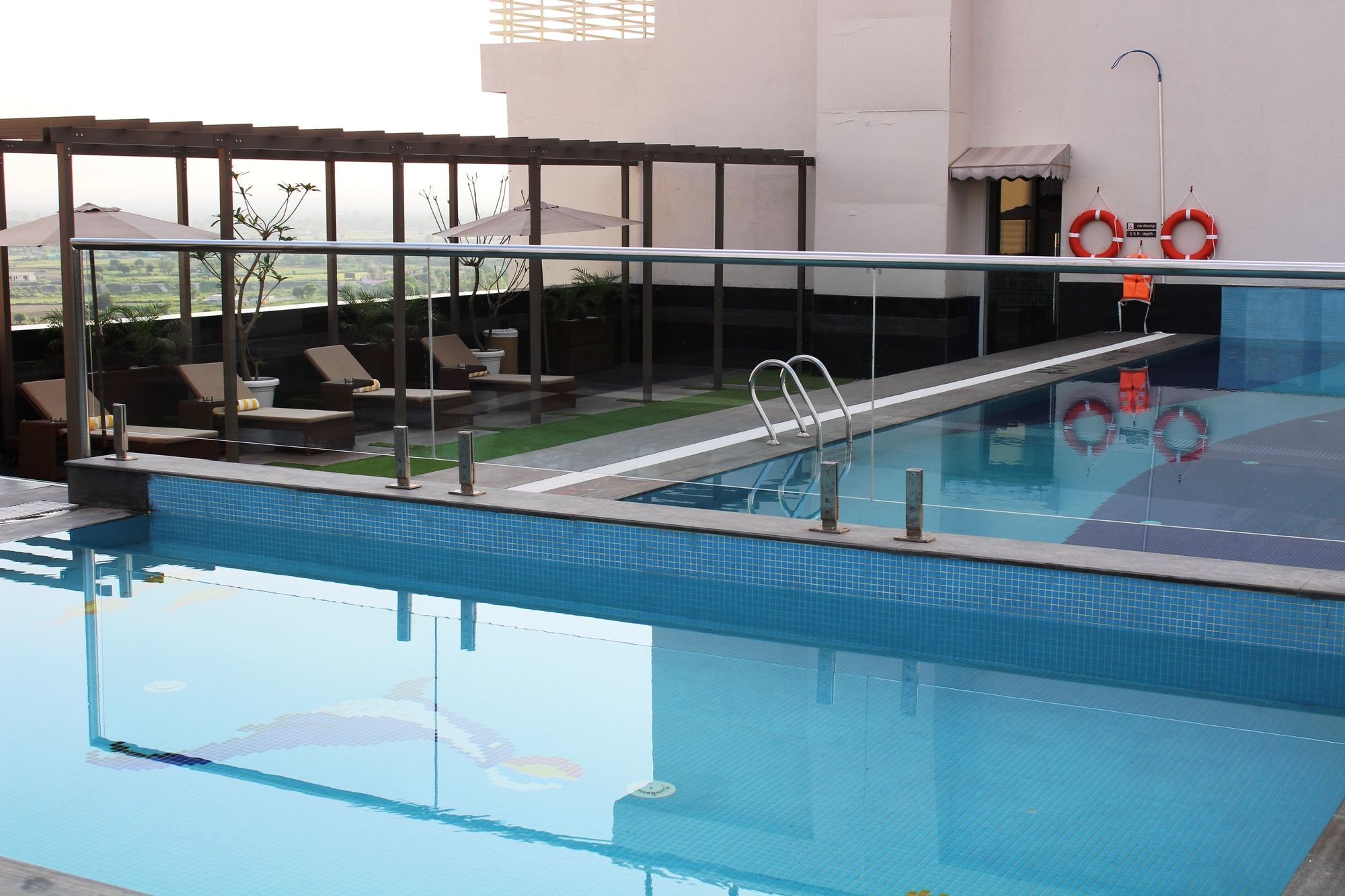 Sandal Suites By Lemon Tree Hotels Noida Exterior foto